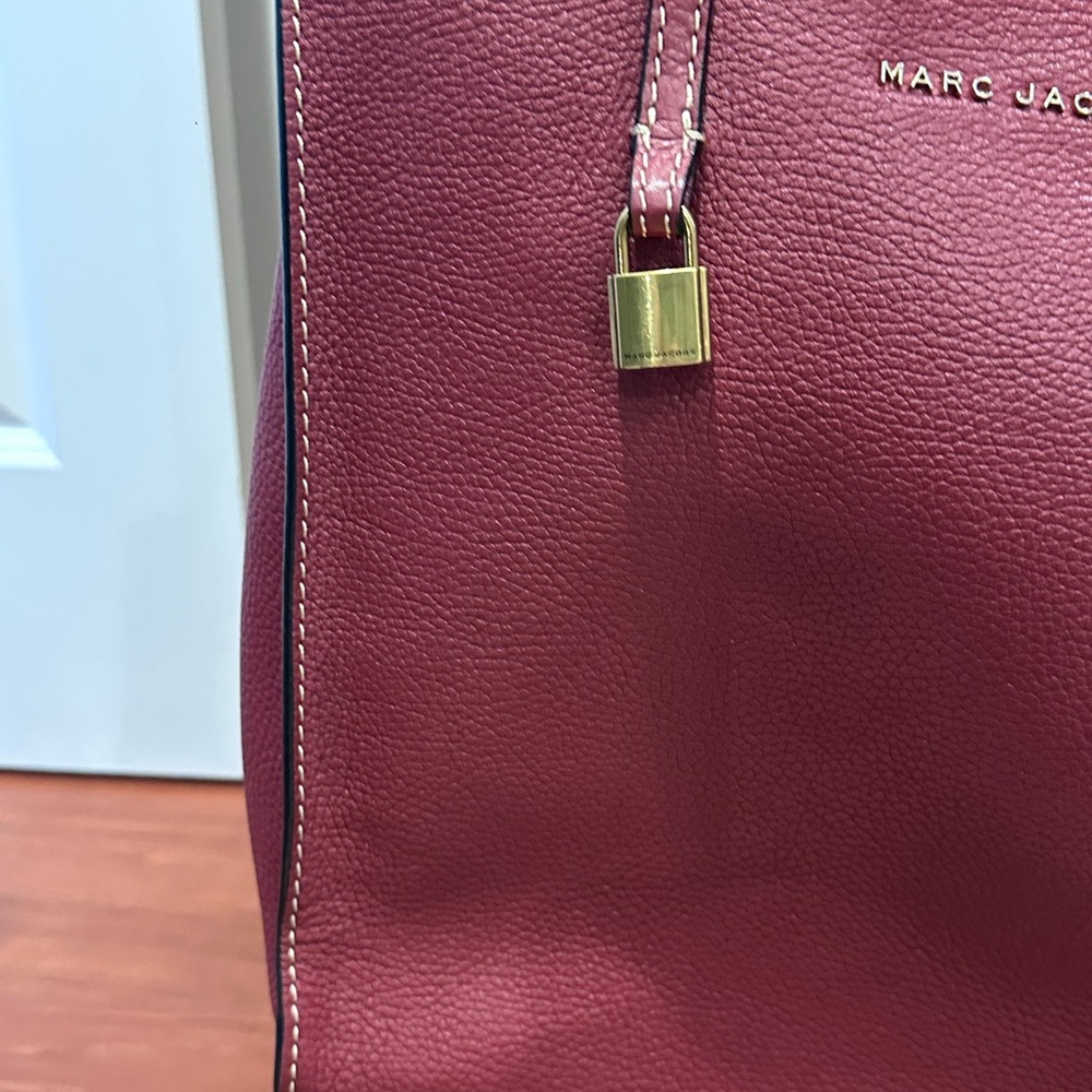 MARC JACOBS The Grind Tote in Burgundy - with lock and key - Picture 10 of 14